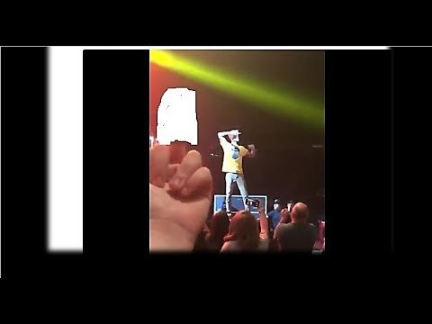 ⁣Check How Machine Gun Kelly Reacted To Eminem Stans while performing Rap Devil